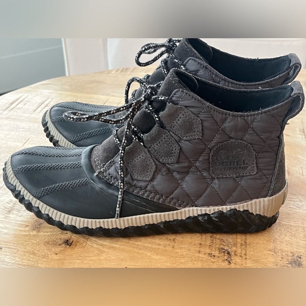 Sorel Women’s SZ 7 Out N About Quilted Gray Leather Rubber Lace Ankle Duck Boots